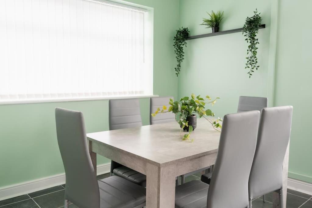 Prenton House, 3Br Close To Liverpool Birkenhead Ngoại thất bức ảnh