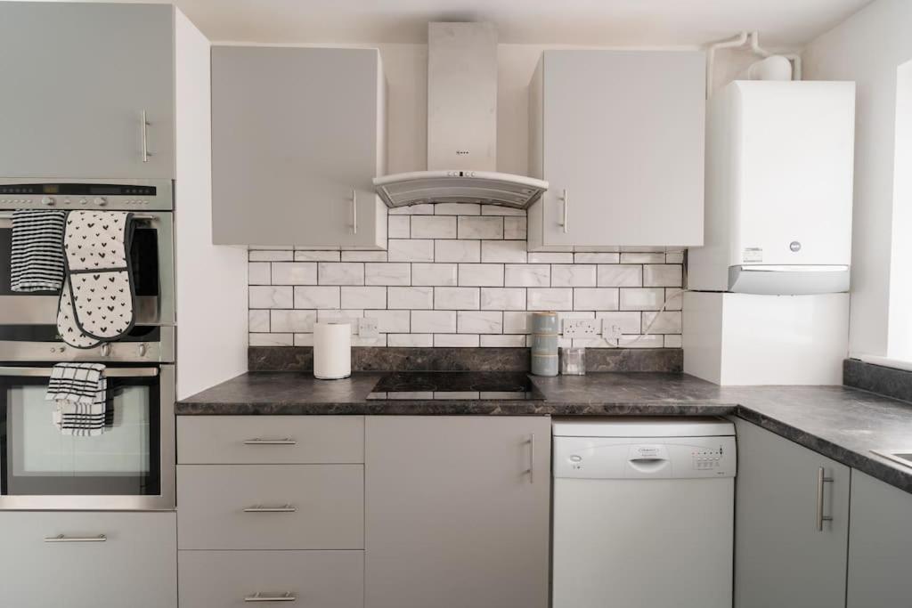 Prenton House, 3Br Close To Liverpool Birkenhead Ngoại thất bức ảnh