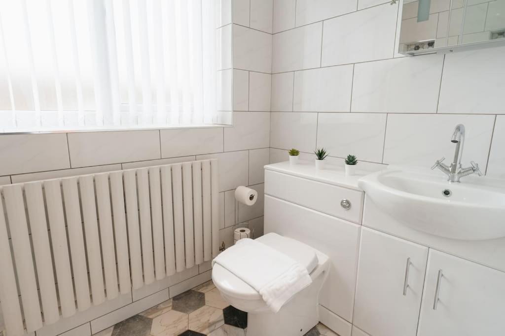 Prenton House, 3Br Close To Liverpool Birkenhead Ngoại thất bức ảnh