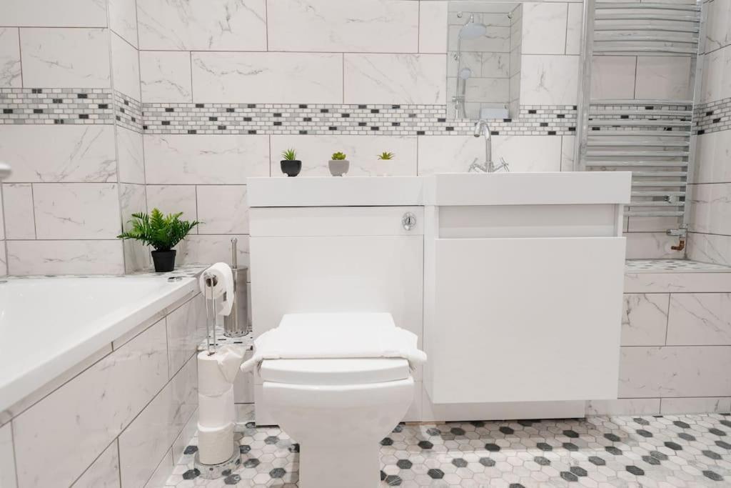 Prenton House, 3Br Close To Liverpool Birkenhead Ngoại thất bức ảnh
