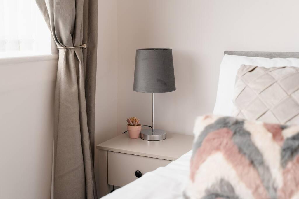 Prenton House, 3Br Close To Liverpool Birkenhead Ngoại thất bức ảnh