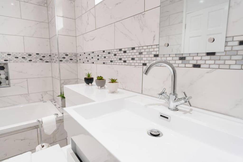 Prenton House, 3Br Close To Liverpool Birkenhead Ngoại thất bức ảnh