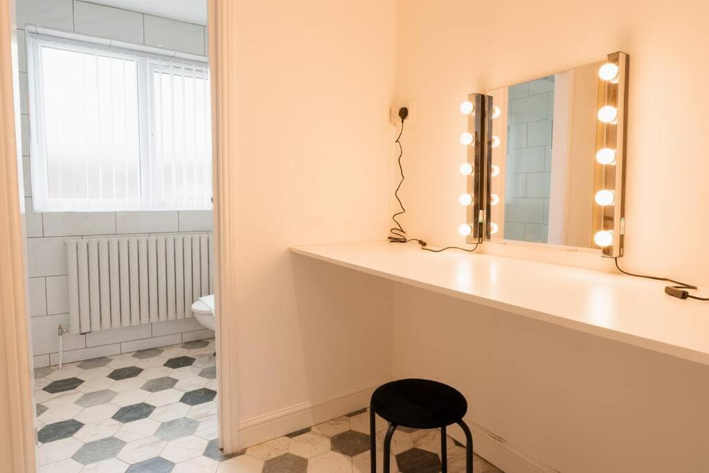 Prenton House, 3Br Close To Liverpool Birkenhead Ngoại thất bức ảnh